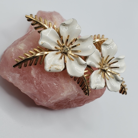 Trifari white gold enamel flower brooch RARE HTF 50's 60's signed vintage estate - Picture 2 of 16